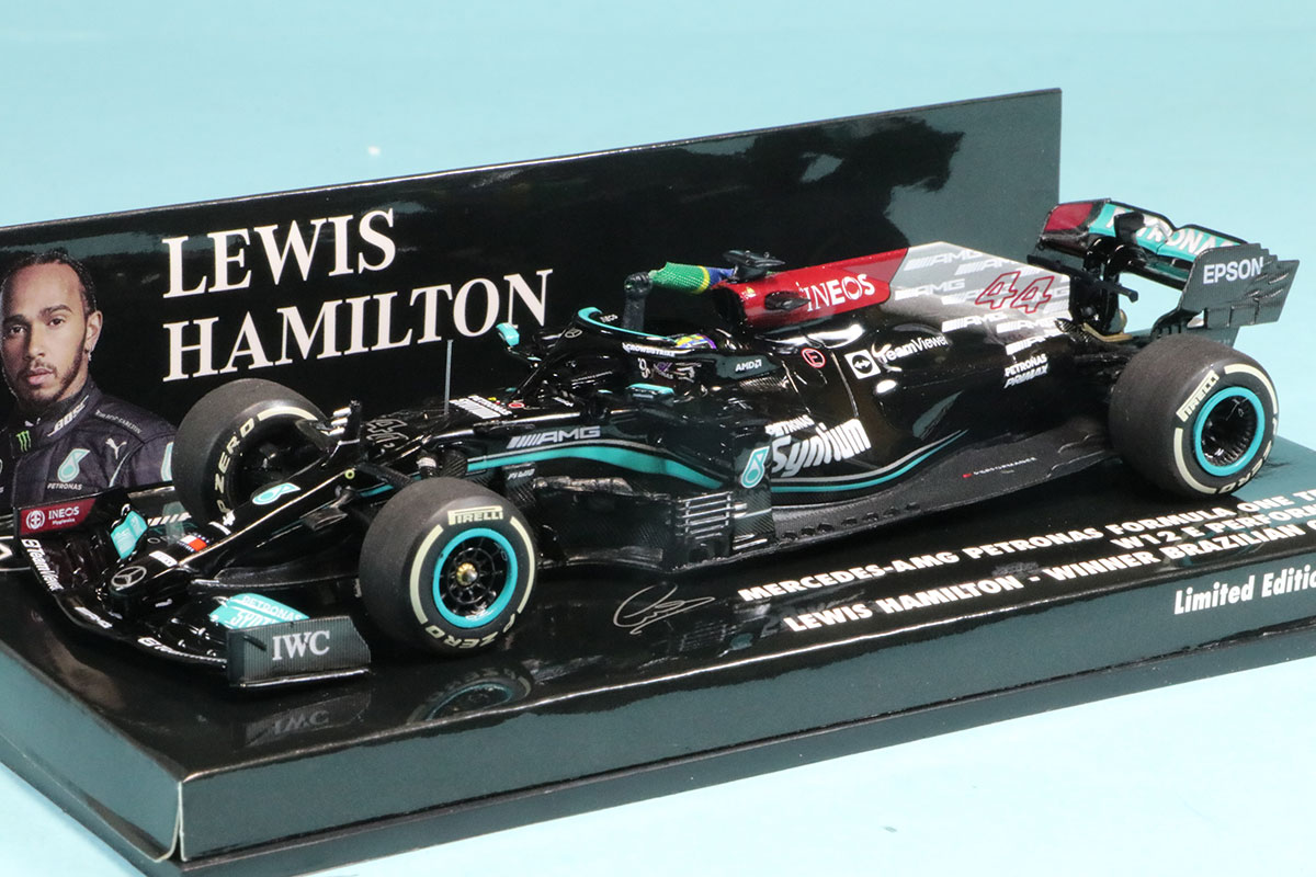 ミニチャンプス 1/43 メルセデス AMG ペトロナス W12 ブラジルGP 2021 Winner L.ハミルトン (フラッグ付)　410212044