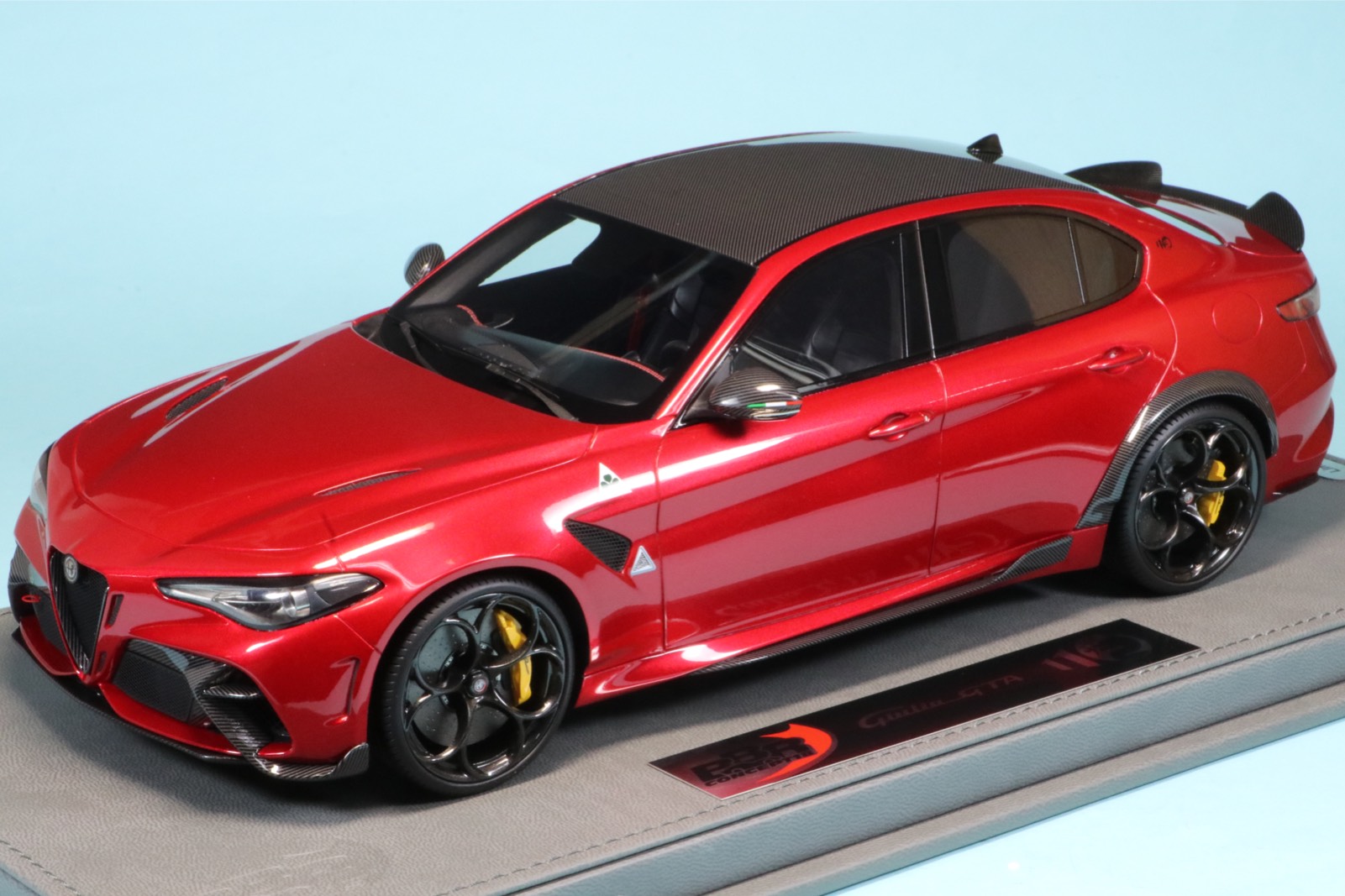 BBR 1/18 アルファロメオ ジュリア GTA レッド/イエローキャリパー ディスプレイケース付き BBRC1851A1