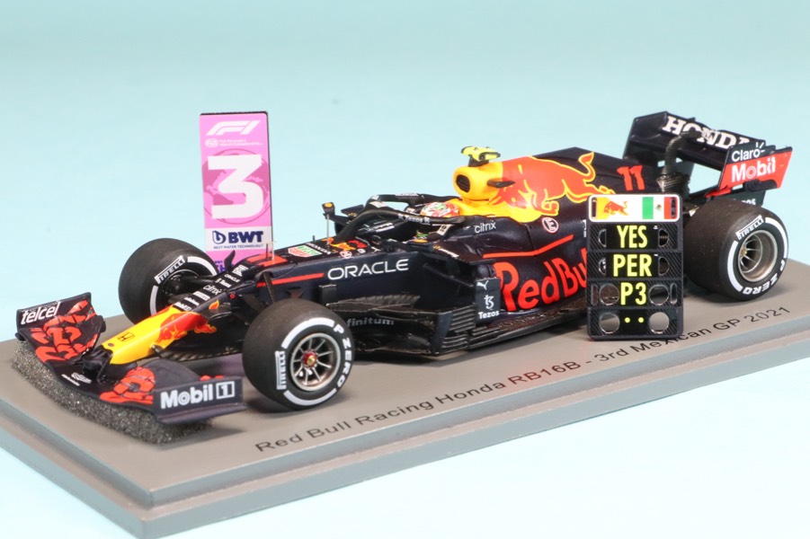 スパーク 1/43 レッドブル RB16B メキシコGP 2021 3rd S.ペレス No.3ボード付　S7850