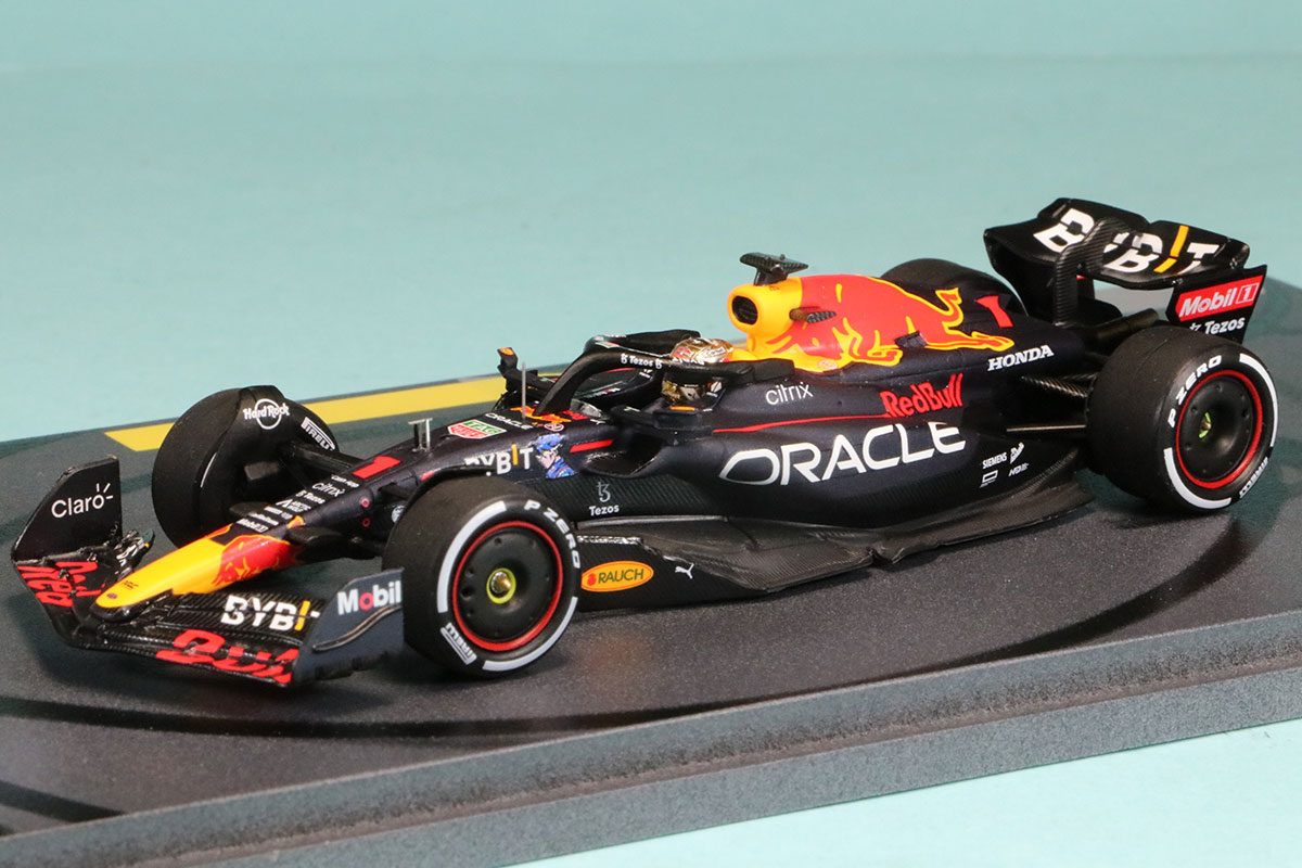 スパーク 1/43 レッドブル RB18 アブダビGP 2022 M.フェルスタッペン ウィナー ドーナッツターンマーク付き台座　S8553