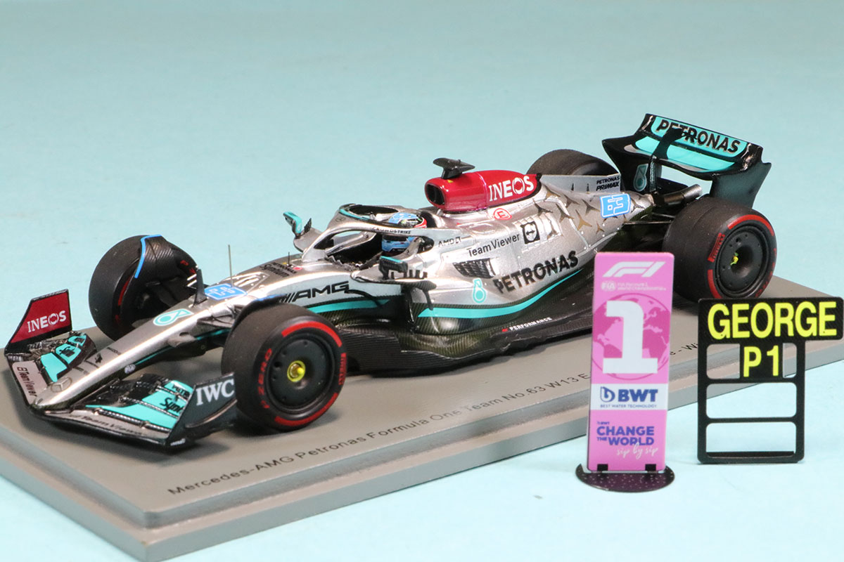 スパーク 1/43 メルセデス AMG W13 ブラジルGP G.ラッセル ウィナー パルクフェルメNo.1ボード&ピットボード付き　S8557