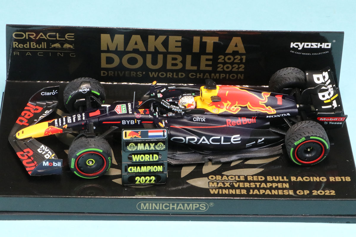 ミニチャンプス 1/43 レッドブル RB18 日本GP 2022 マックス フェルスタッペン ウィナー ピットボード付き 京商特注パッケージ　413223801