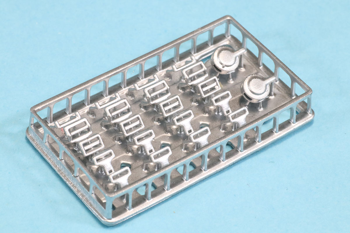 レイクフロントモデル 返品返金／交換不可アウトレット品 1/20 シートベルトバックル パーツセット メッキ調塗装済み　LFM-G-2B