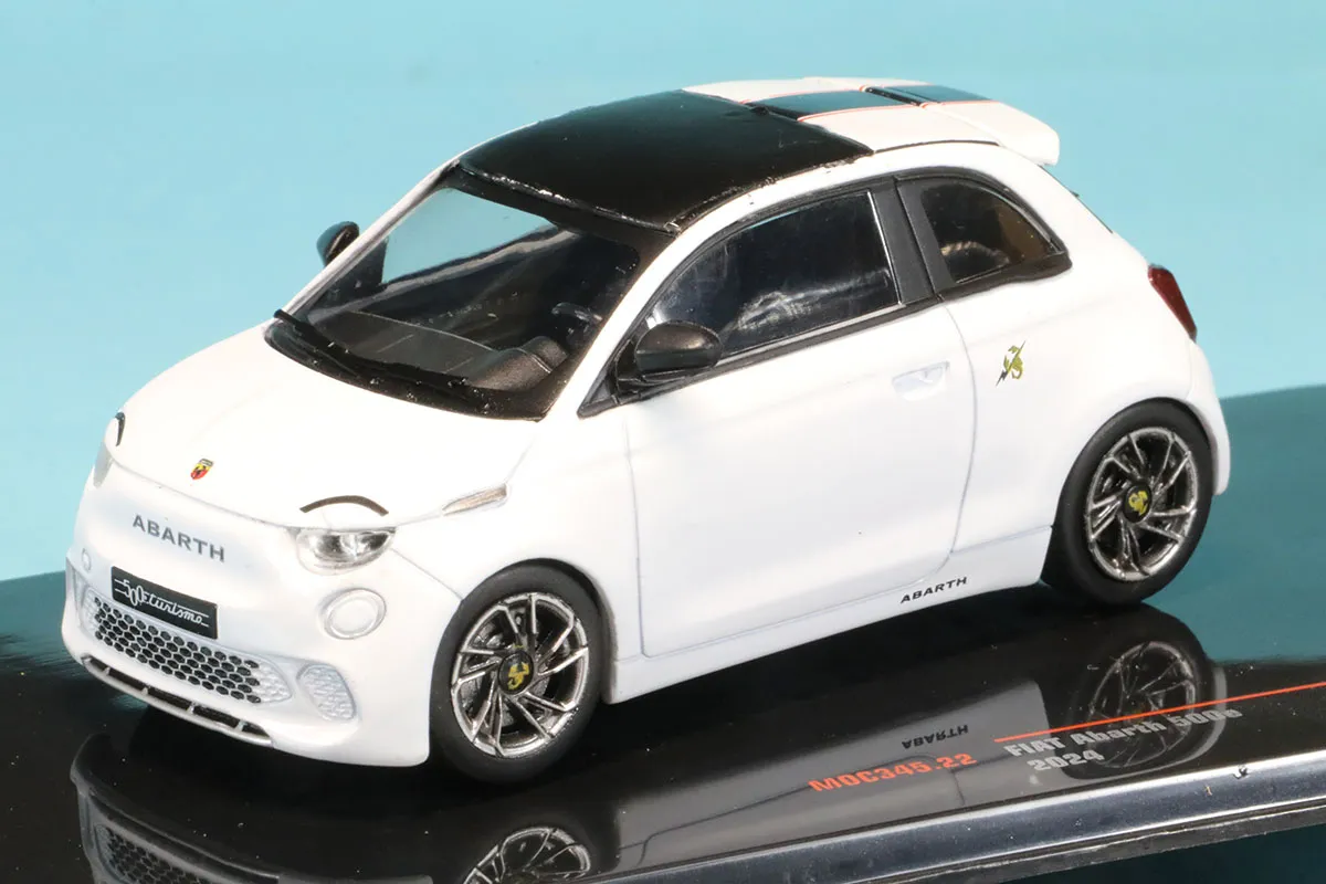 MCG /イクソ 1/18 アバルト 500e 2024 (ホワイト) Fiat Abarth 500e White IXO 1/18