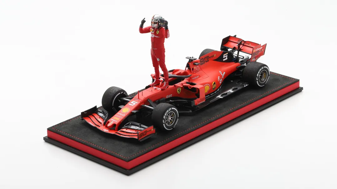 海外ショップ特注ルックスマート 1/18 フェラーリ SF90 シンガポールGP 2019 S.ベッテル ウィナー ピットボード他/壁紙付き　LS18BNF003