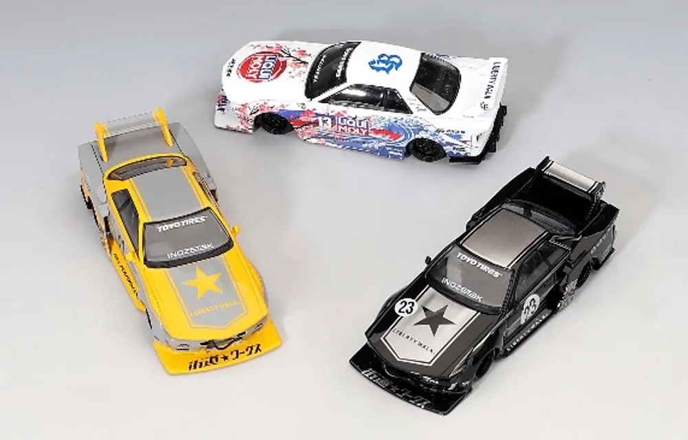 [予約] MINI-GT 1/64 INOZETEK × リバティウォーク ニッサン スカイライン GT-R R32 2026 ショーエディションセット (右ハンドル)　MGTS0027