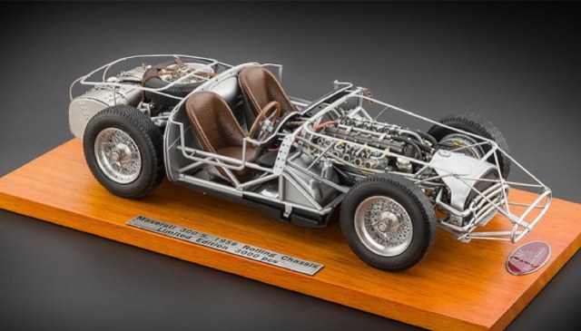 M-109 - CMC 1/18 マセラティ 300S 1956 ローリングシャーシ 木製台 
