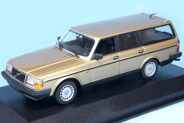 ミニチャンプス 1/43 ボルボ 240 GL ブレーク 1986 ゴールド　940171414