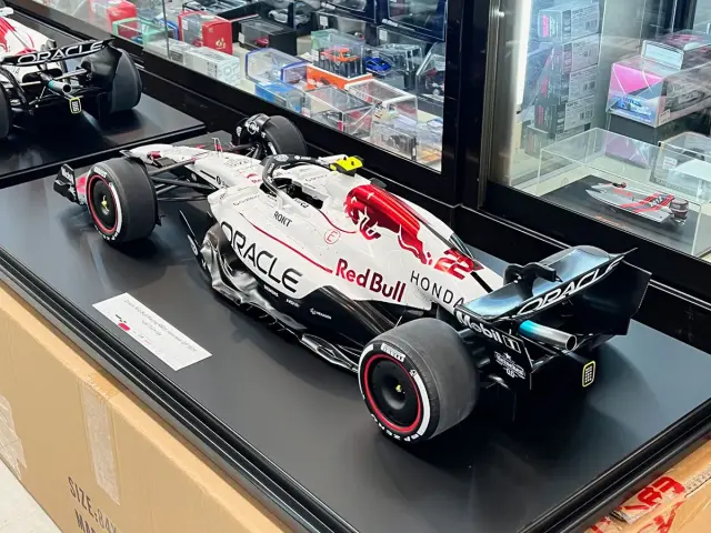 スパーク 1/8 レッドブル RB21 日本GP 2025 角田裕毅 台座サイズ 420mm