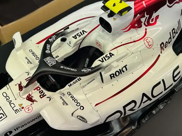 スパーク 1/8 レッドブル RB21 日本GP 2025 角田裕毅 台座サイズ 420mm