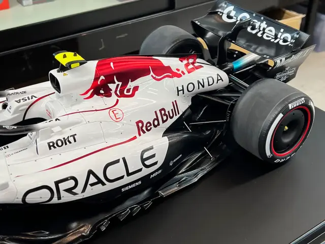 スパーク 1/8 レッドブル RB21 日本GP 2025 角田裕毅 台座サイズ 420mm