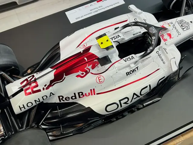 スパーク 1/8 レッドブル RB21 日本GP 2025 角田裕毅 台座サイズ 420mm