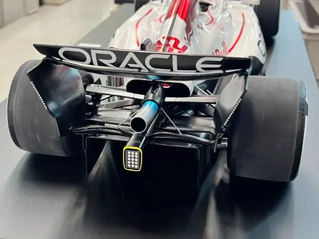 スパーク 1/8 レッドブル RB21 日本GP 2025 角田裕毅 台座サイズ 420mm