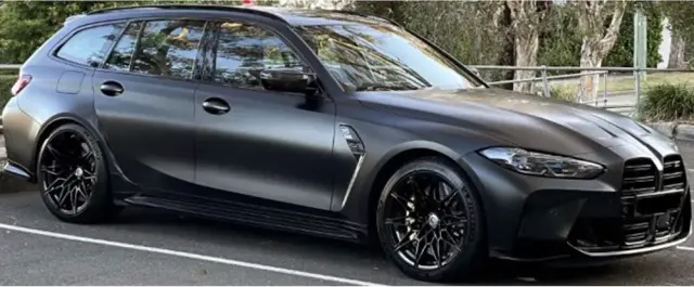[予約] ミニチャンプス 1/18 BMW M3 ツーリング 2024 マットブラック/ゴールドホイール/ブラックインテリア/バケットシート （開閉機構付き）　110024012