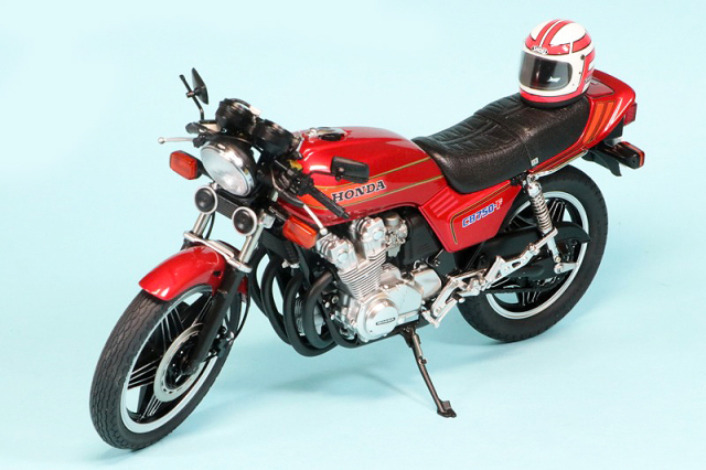 オートアート 1/12 ホンダ CB750F "バリバリ伝説 巨摩郡" ヘルメット付　125610