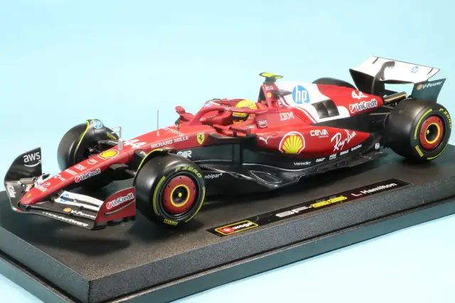 ブラーゴ 1/18 フェラーリ SF-25 2025 オーストラリアGP No.44 L.ハミルトン ドライバー付 ウィンドウボックス　18-16816H