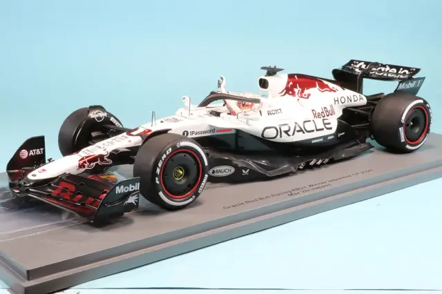 再入荷ご予約受付中　スパーク 1/18 レッドブル RB21 日本GP 2025 M.フェルスタッペン ポール トゥ ウィン ピットボード付き　18S1004