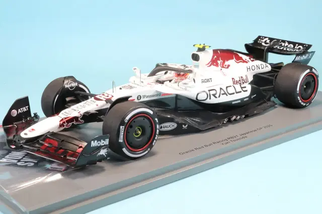 スパーク 1/18 レッドブル RB21 日本GP 2025 角田裕毅 集合写真記念ボード付き 18S1005