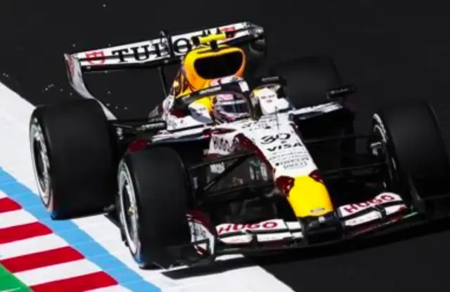 [予約] スパーク 1/18 ビザ キャッシュアップ レーシングブルズ フォーミュラワン チーム VCARB 03 No.30 日本GP 2026 リアム・ローソン　18S1261
