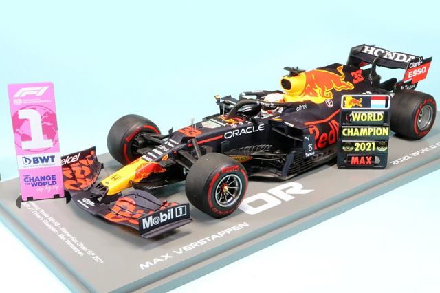 スパーク 1/18 レッドブル RB16B アブダビGP 2021 Winner M.フェルスタッペン ワールドチャンピオン ピットボード & No.1ボード ディスプレイケース付　18S609