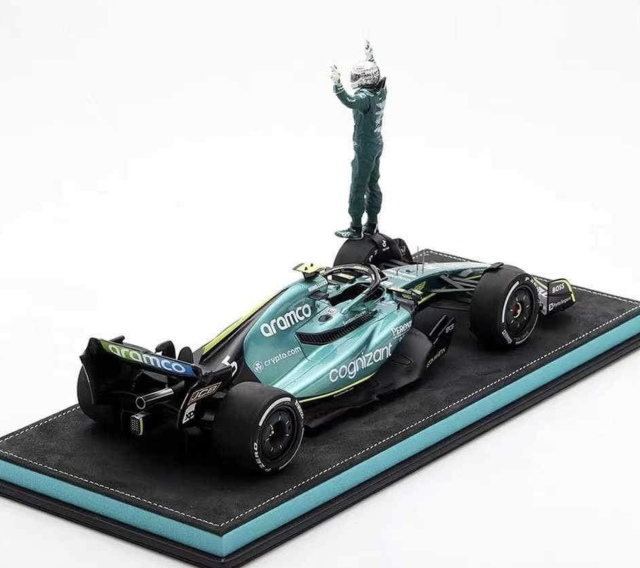予約] 海外ショップ特注スパーク 1/18 アストンマーチン AMR22 