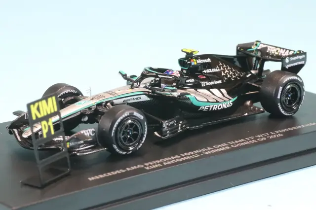 ミニチャンプス 1/64 メルセデス-AMG ペトロナス F1チーム W17 キミ・アントネッリ 中国GP 2026 ウィナー/ピットボード付　640260212