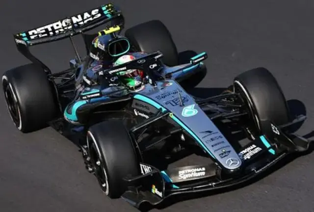 [予約] ミニチャンプス 1/64 メルセデス-AMG ペトロナス F1チーム W17 キミ・アントネッリ イタリアGP 2026 ウィナー フィギュア/ポジション&ピットボード/トロフィー付　640261312