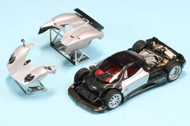 261001 オールモーストリアル 1/64 パガーニ ゾンダ F 2005 Grigio Mercurio 6970342048050