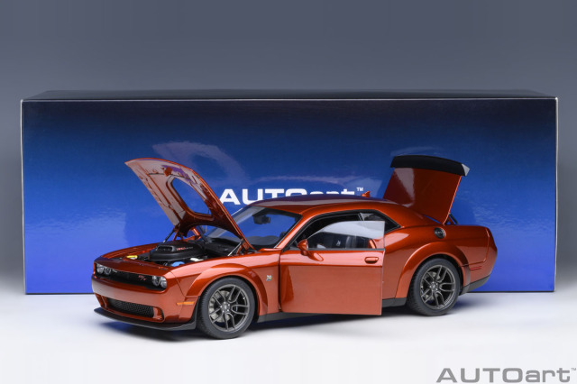 [予約] オートアート 1/18 ダッジ チャレンジャー R/T スキャットパック ワイドボディ 2022 SINAMON STICK / メタリックオレンジ　71773