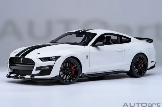 [予約] オートアート 1/18 フォード マスタング シェルビー GT500  ホワイト／ブラックストライプ　73095