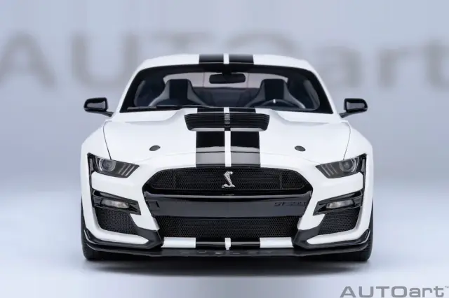 シェルビー マスタング GT500 (1/18) レッド/ホワイトストライプ Amazon | Solido 2020 フォード マスタング シェルビー GT500 レッドと