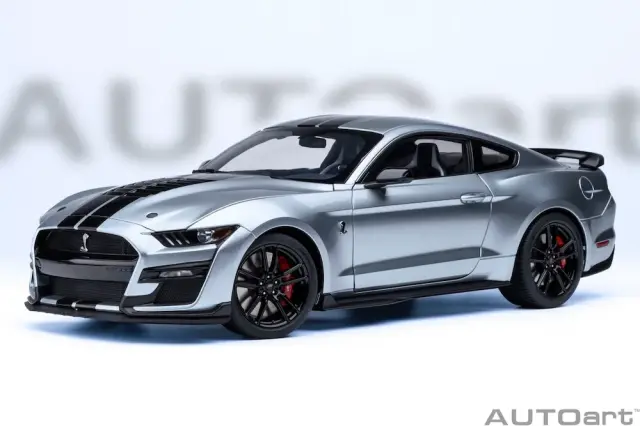 [予約] オートアート 1/18 フォード マスタング シェルビー GT500  シルバー／ブラックストライプ　73096