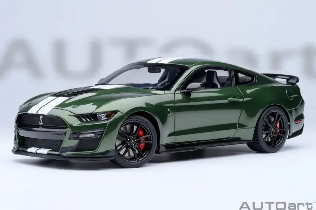 [予約] オートアート 1/18 フォード マスタング シェルビー GT500  グリーン／ホワイトストライプ　73097