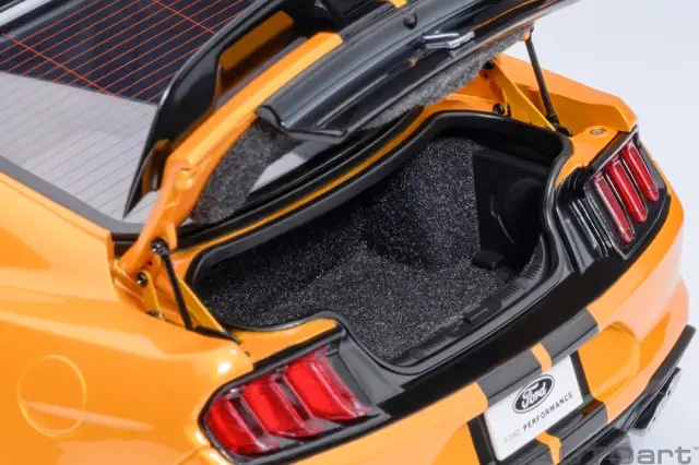 オートアート1/18アルファロメオ ・シェルビー・マスタング 2点セット オートアート1/18アルファロメオ ・シェルビー・マスタング 2点