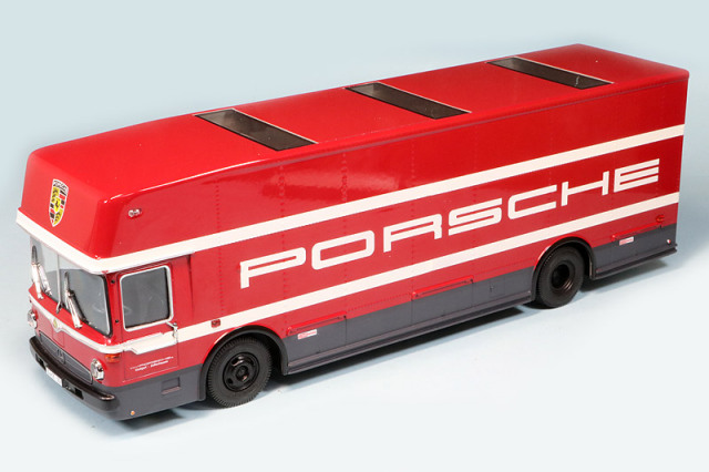 シュコー 1/43 レース トランスポーター "Porsche"　450372900 450372900