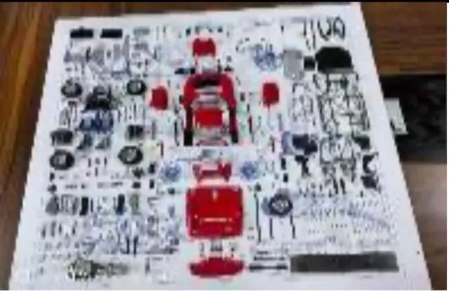 [予約] CMC 1/18 モデルアート パーツディスプレイ フェラーリ 250LM ロン・フライ（650x650mm 高級ウォールナットフレーム仕様） A-040