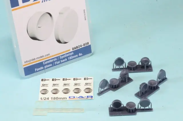DAB Models 1/24 スポットライト フラットバック 実車サイズ 180mm ライトカバーモールド入り DAB24-020