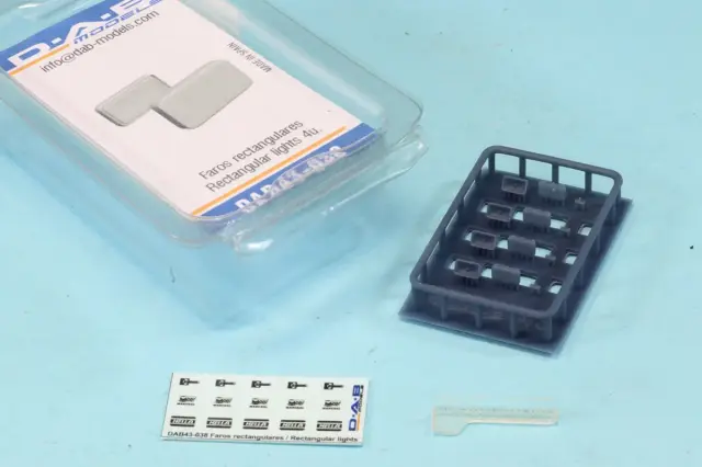 DAB Models 1/43 スポットライト 長方形タイプ ライトカバーモールド入り DAB43-038