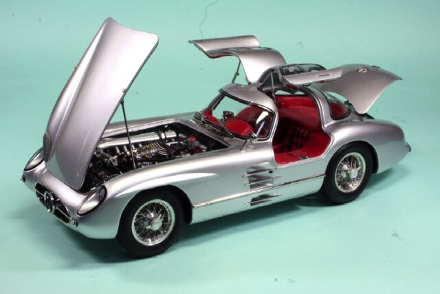 CMC 1/18 メルセデス ベンツ 300 SLR クーペ 1955 シルバー/レッドインテリア　M-076　