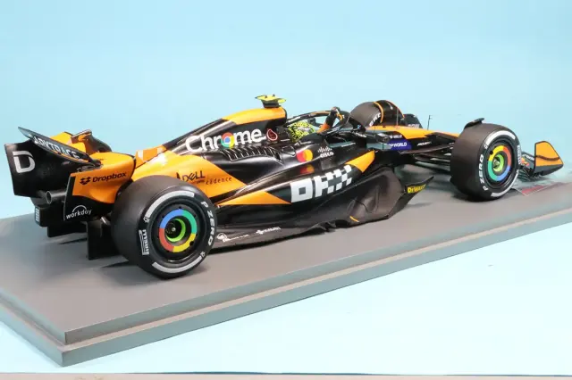 スパーク 1/18 マクラーレン MCL38 アブダビGP 2024 L.ノリス ピット
