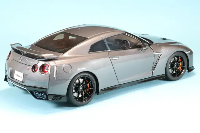 モーターヘリックス 1/18 ニッサン GT-R (R35) トラック エディション