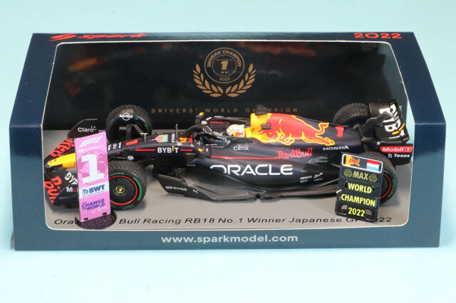 スパーク 1/43 レッドブル RB18 日本 GP 2022 M.フェルスタッペン ウィナー ワールドチャンピオン サインボード & No.1プレート 付き　S8551