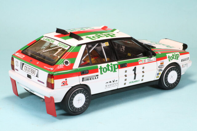 京商 1/18 ランチア デルタ HF 4WD タルガフローリオ チーム ランチア