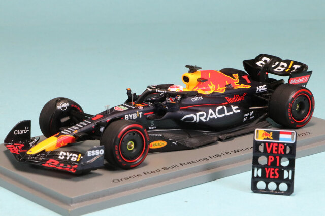 スパーク 1/43 レッドブル RB18 オランダ GP 2022 M.フェルスタッペン ウィナー 通算30勝 ピットボード付き　S8548