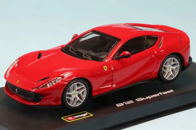 ブラーゴ 1/43 フェラーリ 812 スーパーファスト レッド　18-36908R1