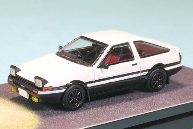 ホビージャパン 1/64 トヨタ スプリンター トレノ GT APEX AE86 頭文 字D エンジン搭載モデル 藤原拓海 with 秋山 渉　HJ641052DC