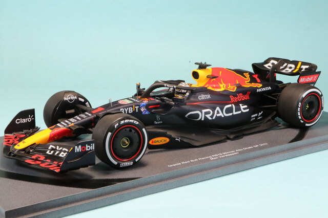スパーク 1/18 レッドブル RB18 アブダビGP 2022 M.フェルスタッペン ウィナー ドーナッツターンマーク付き台座　18S776