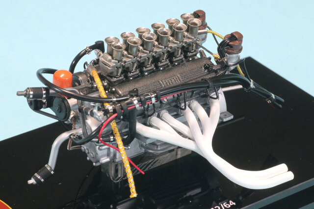 CMC 1/18 フェラーリ 250 GTO エンジン ディスプレイケース付き M-260