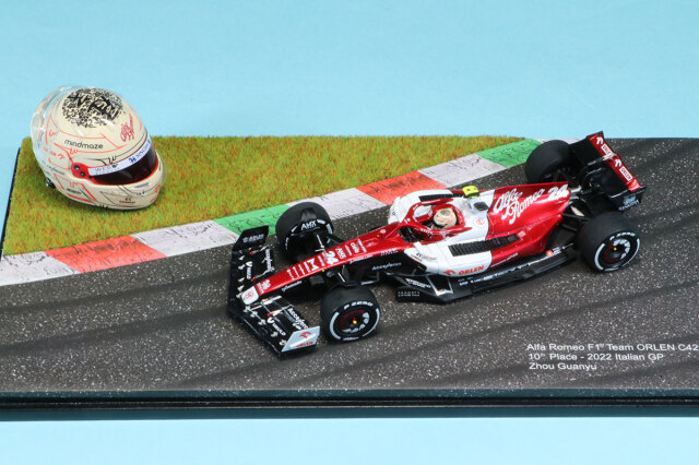 海外ショップ特注スパーク 1/43 アルファロメオ C42 イタリア GP 周冠宇　ジオラマ台座 1/5ヘルメット付き　WS013