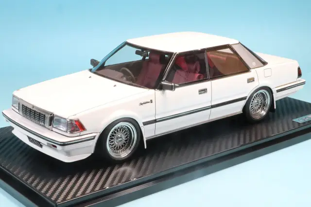 イグニッションモデル 1/18 トヨタ クラウン 2.8 ロイヤルサルーン G (120) ホワイト IG3823
